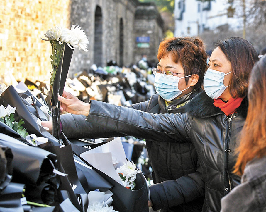 ◆揚州市民在江澤民舊居前獻花以寄託哀思。香港文匯報特約通訊員許衛  攝