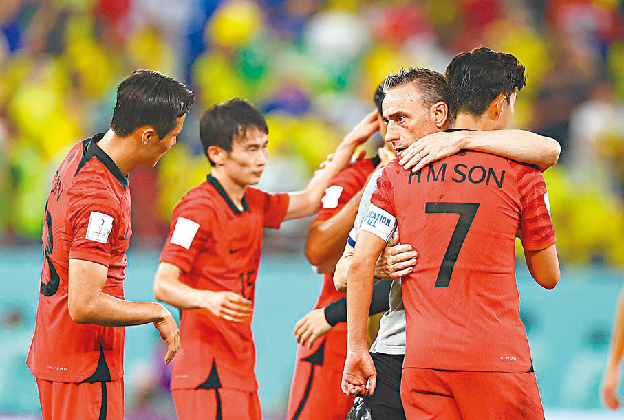 ◆保羅賓圖(右二)完場後和隊員們擁抱。 路透社