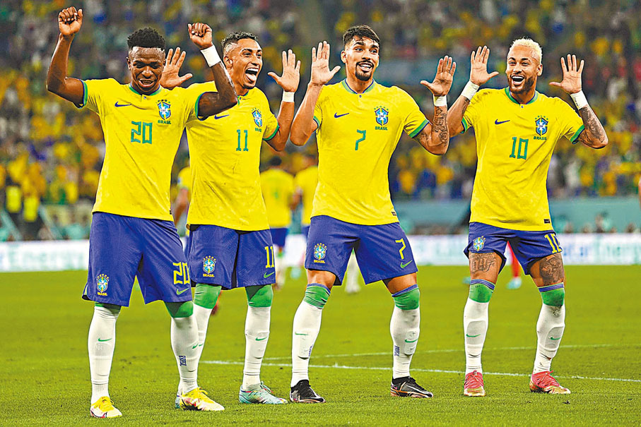 ◆(左起)雲尼斯奧斯祖利亞、拉芬夏、盧卡斯柏基達與尼馬大跳森巴舞。  美聯社