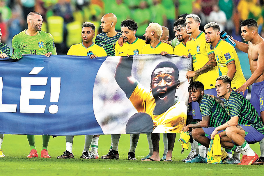 ◆巴西球員拉起橫額向正與病魔搏鬥的比利送祝福。  美聯社