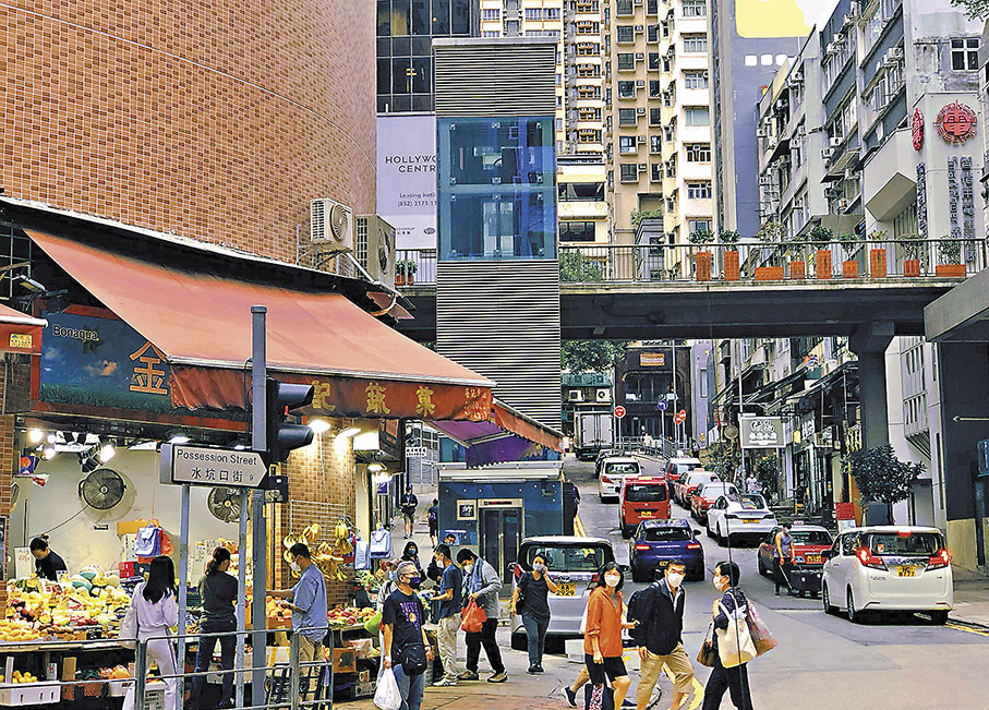 ◆上環街頭，煙火氣息濃重，人人戴好口罩。作者供圖