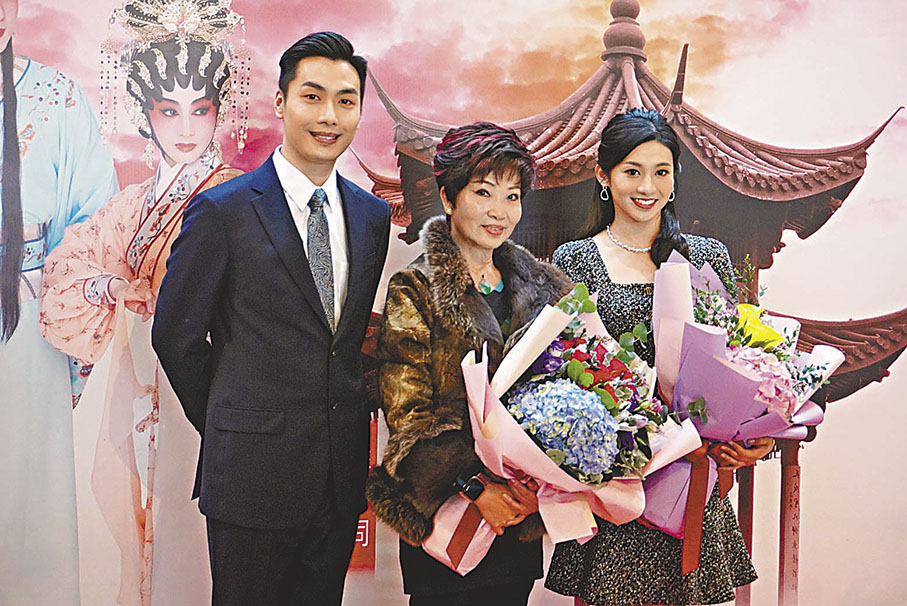 ◆王志良和梁非同感謝尹飛燕（中）指點。