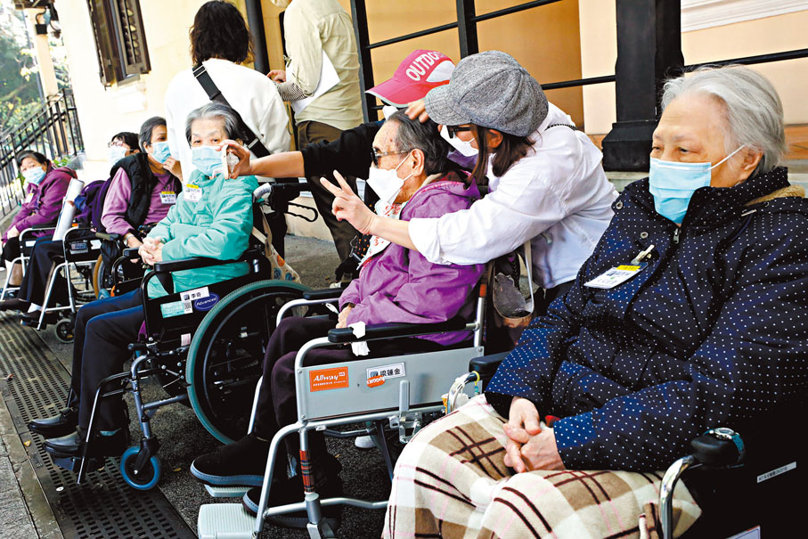 ◆外遊過程中，長者與義工快樂拍照留影。香港文匯報記者萬霜靈  攝