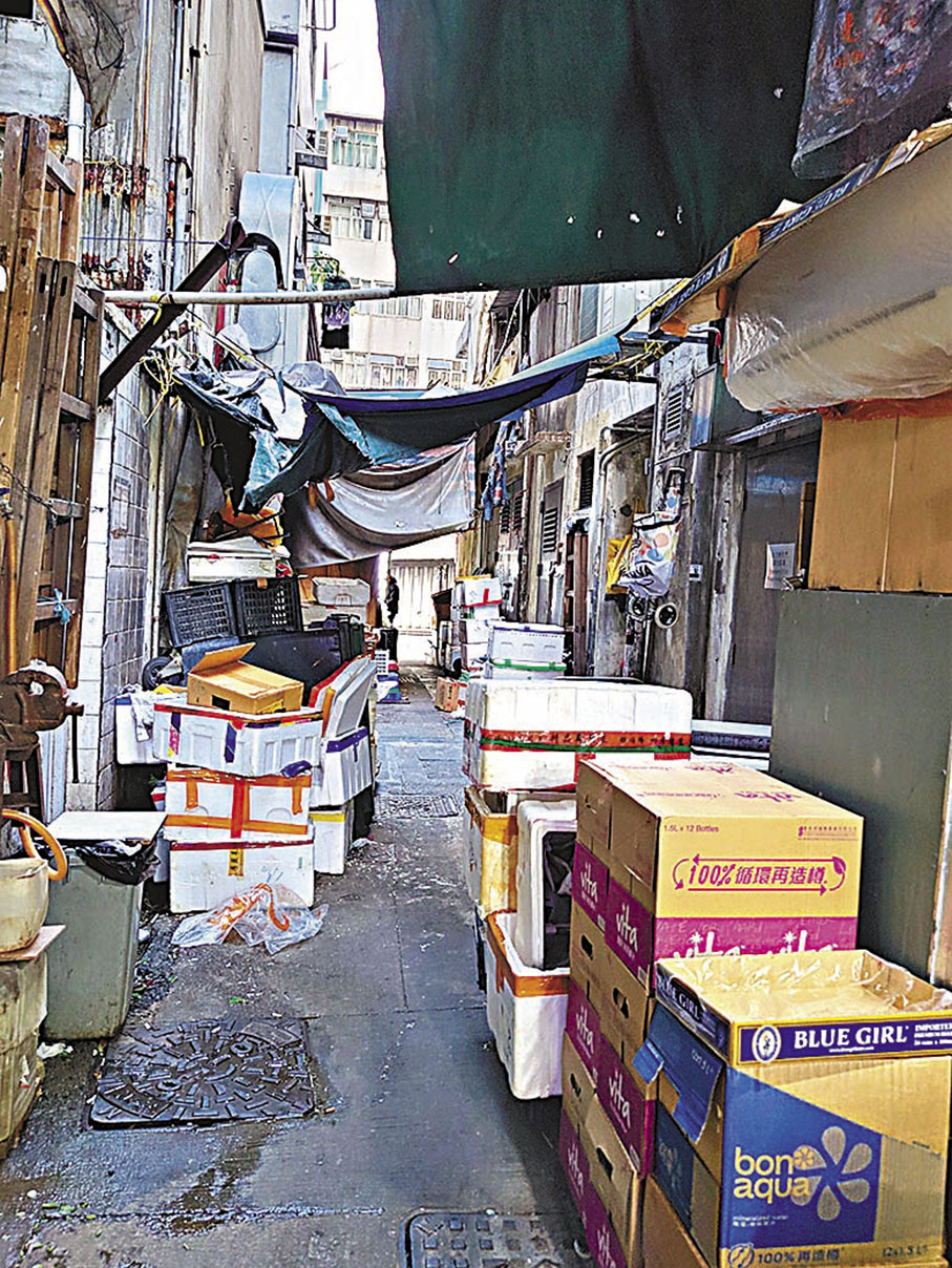 ◆香港仔大道與東勝道相連的一條後巷，放滿貨物及棄置的發泡膠箱和紙皮箱。 香港文匯報記者劉明 攝