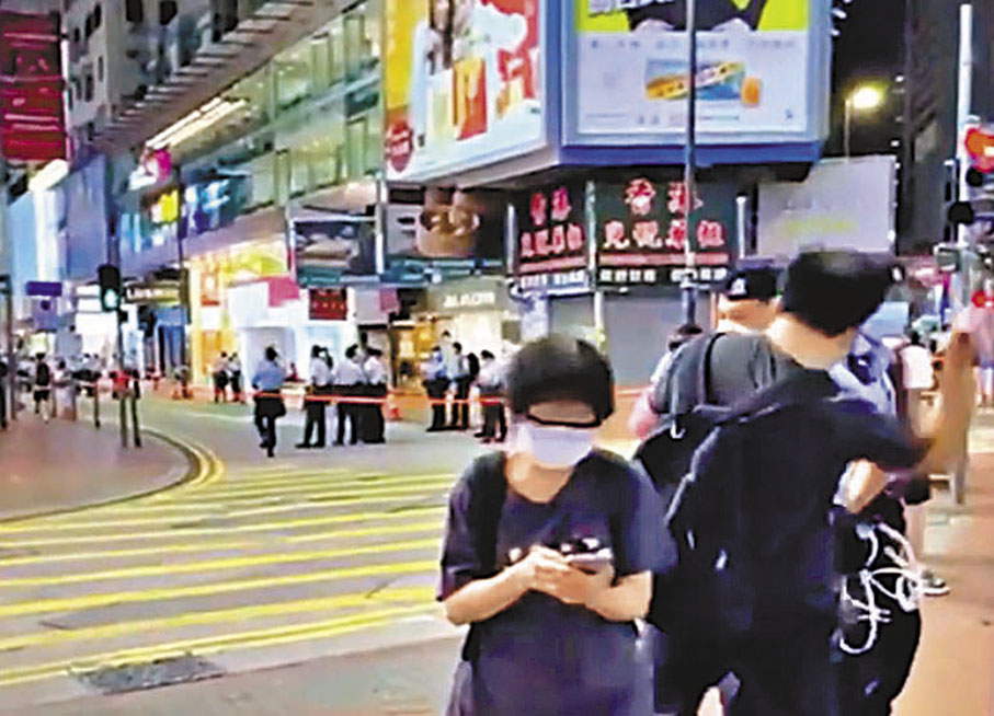 ◆兇徒梁健輝當晚走向案發現場，其後突然抽刀襲警。  視頻截圖