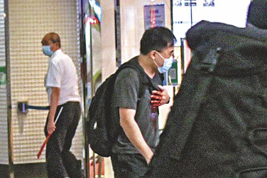 ◆梁健輝刺警後揮刀自插胸口。 視頻截圖