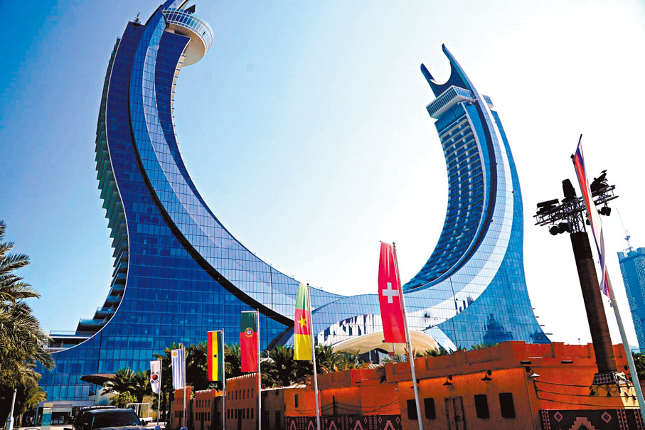 ◆盧塞爾地標之一的新月塔。 香港文匯報特派記者郭正謙  攝