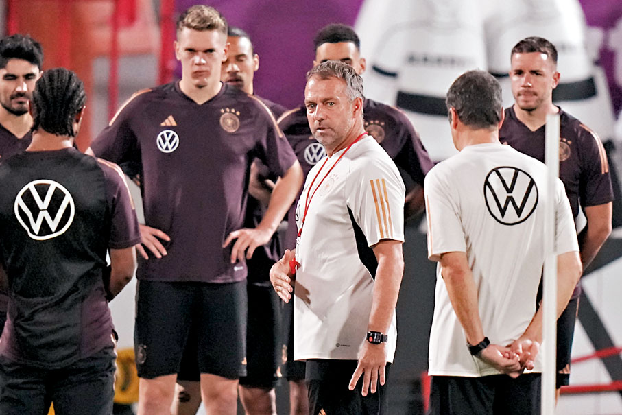 ◆費歷克（右三）據報與非拜仁球員不咬弦。  美聯社