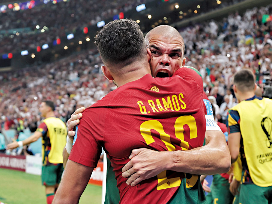 ◆比比(右)再次施展頂上功夫。新華社