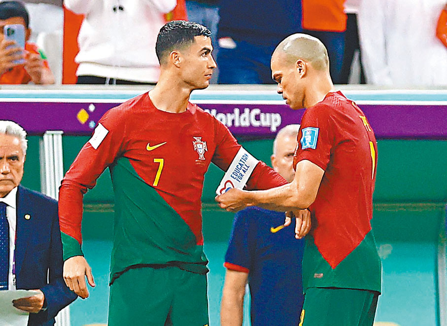 ◆比比在C朗入替時讓出臂章，並替C朗戴上。  路透社