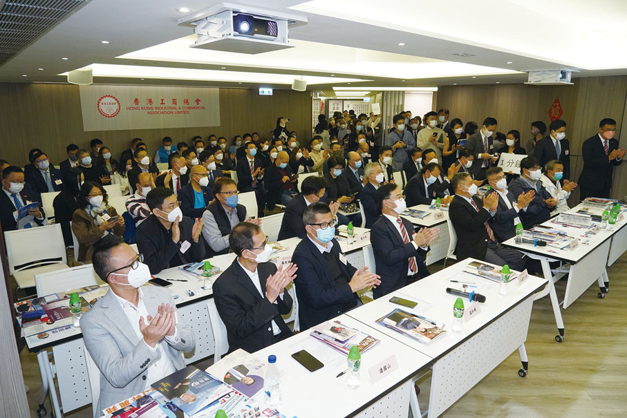 ◆ 參選人的政綱獲得選委們的熱烈掌聲。