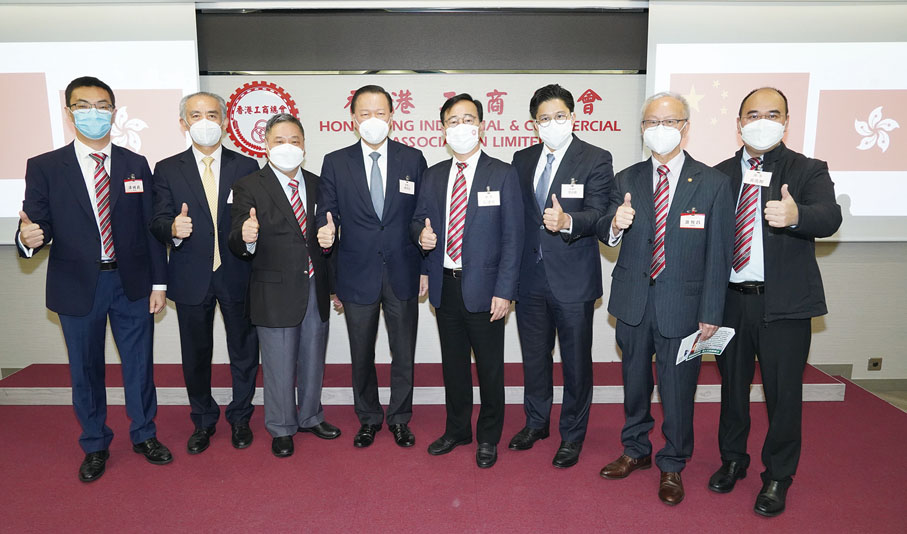 ◆ 王庭聰（左三）、江達可（右四）與部分參選人及選委合照。