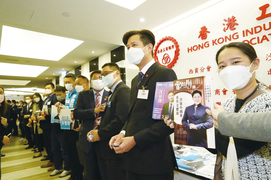 ◆ 參選人向現場選委代表介紹各自參選政綱。