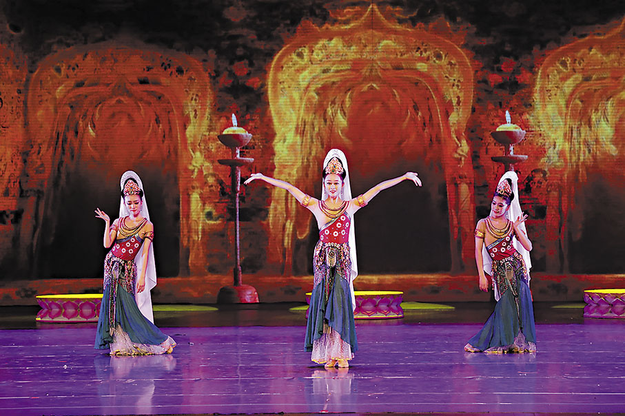 ◆蘭州文理學院藝術職業學院敦煌舞蹈班學生表演敦煌舞教學劇目《朝聖》。