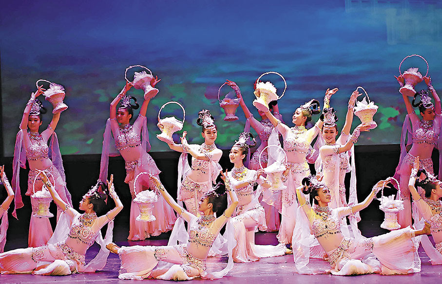 ◆敦煌舞的演出足跡遍布世界各地，圖為甘肅省歌舞劇院演員在匈牙利布達佩斯表演大型舞劇《絲路花雨》中的經典片段《飛天散花》。