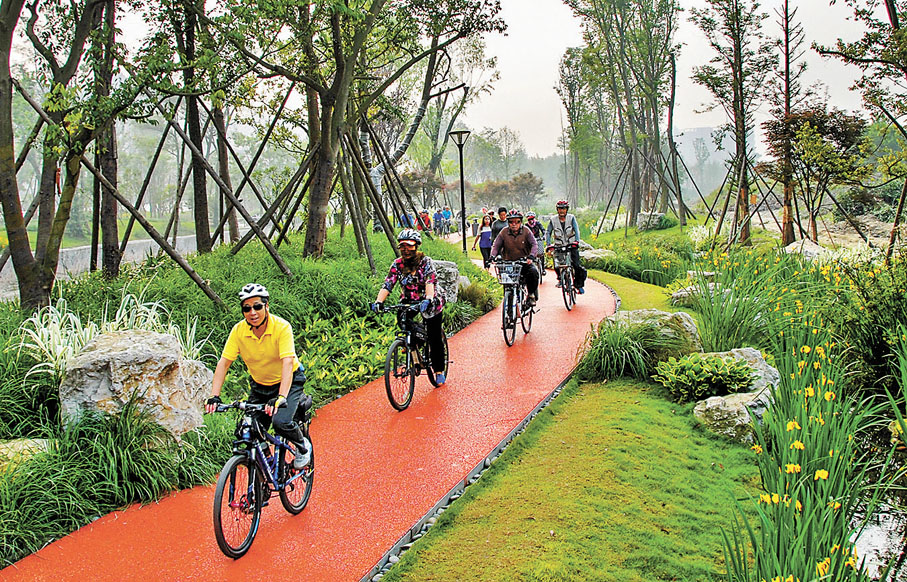 ◆遊客在成都沱江河綠道騎行。
