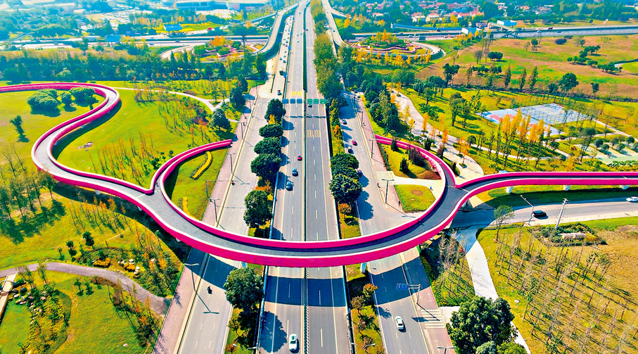◆成都繞城綠道，圖為跨機場高速橋。