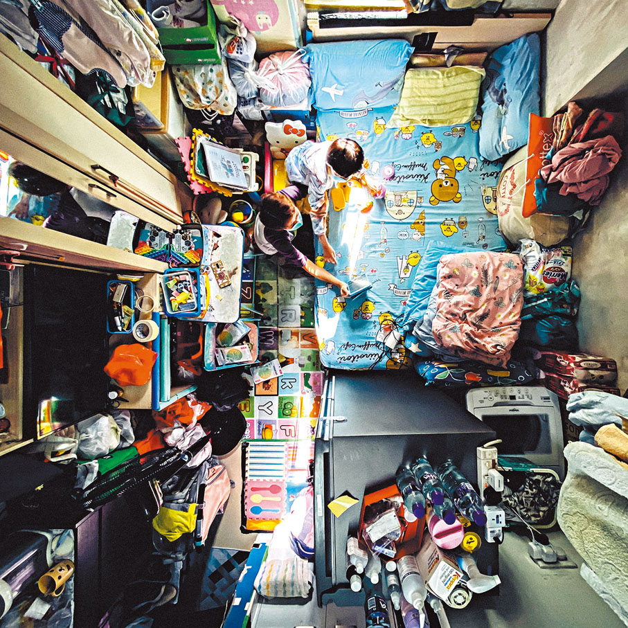 ◆ 李家超表示，理解很多人以不同數學方式去計算「簡約公屋」是否物有所值，但他指出這些冷冰冰的數字「沒有計算每天在廁所門口吃飯，廚房和廁所差不多在同一個地方，每日和木蝨、蟑螂一起住，小朋友未坐過沙發椅，做功課沒有桌子的艱苦」。 資料圖片