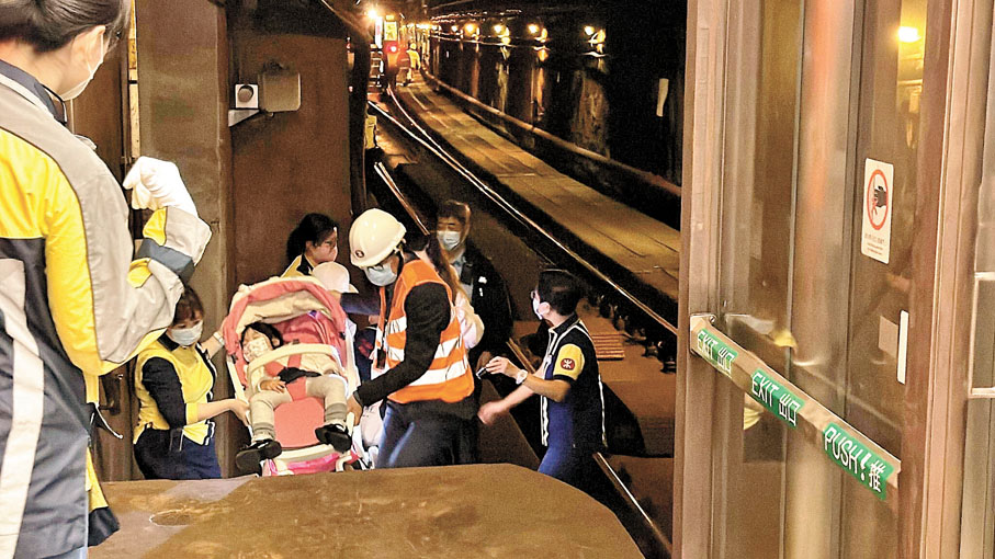 ◆事故發生後，港鐵職員協助載有嬰兒的BB車由路軌搬上月台。 資料圖片