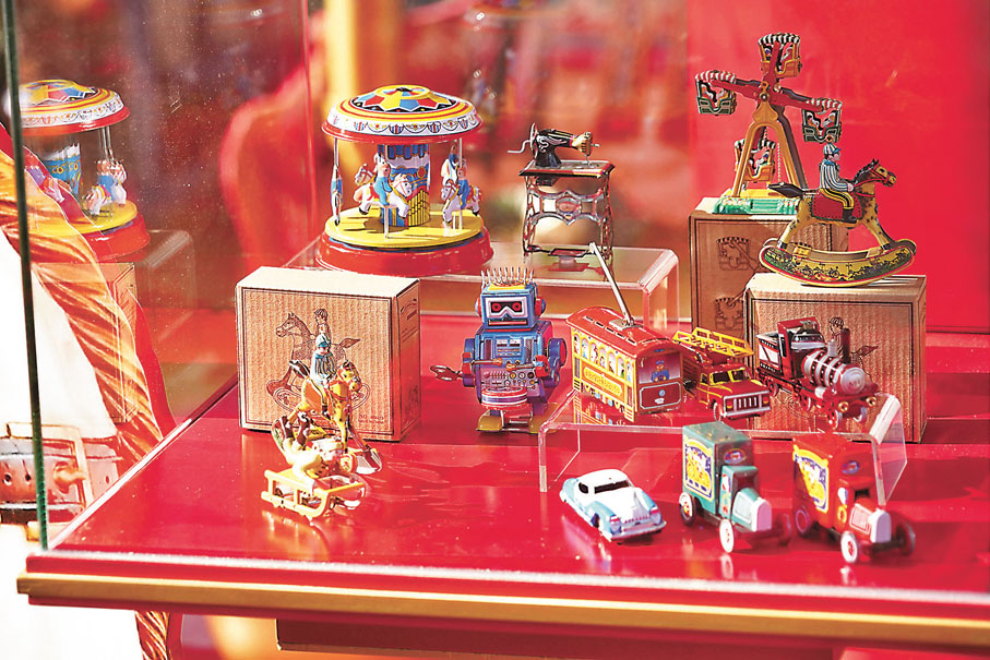 ◆經典懷舊玩具區展示的不同年代經典玩具。香港文匯報記者曾興偉  攝
