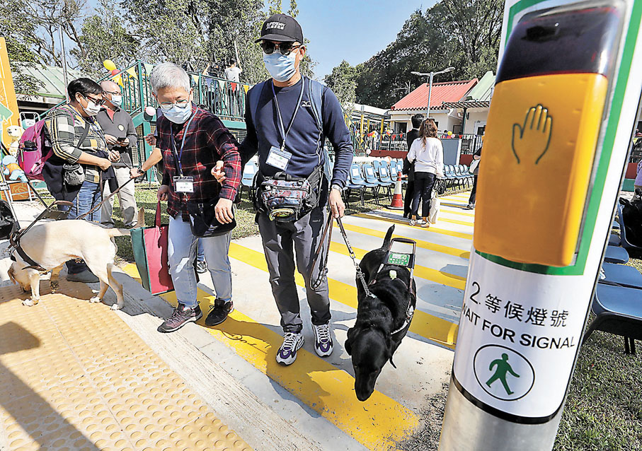 ◆學校室外設有紅綠燈、行人天橋等設施，讓導盲犬及視障人士能在貼近真實環境下安全地接受訓練。 香港文匯報記者郭木又  攝