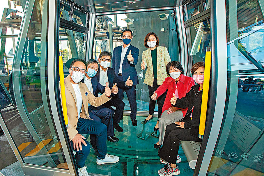 ◆楊潤雄（左四）及楊美珍（左五）試坐昂坪360全景纜車。