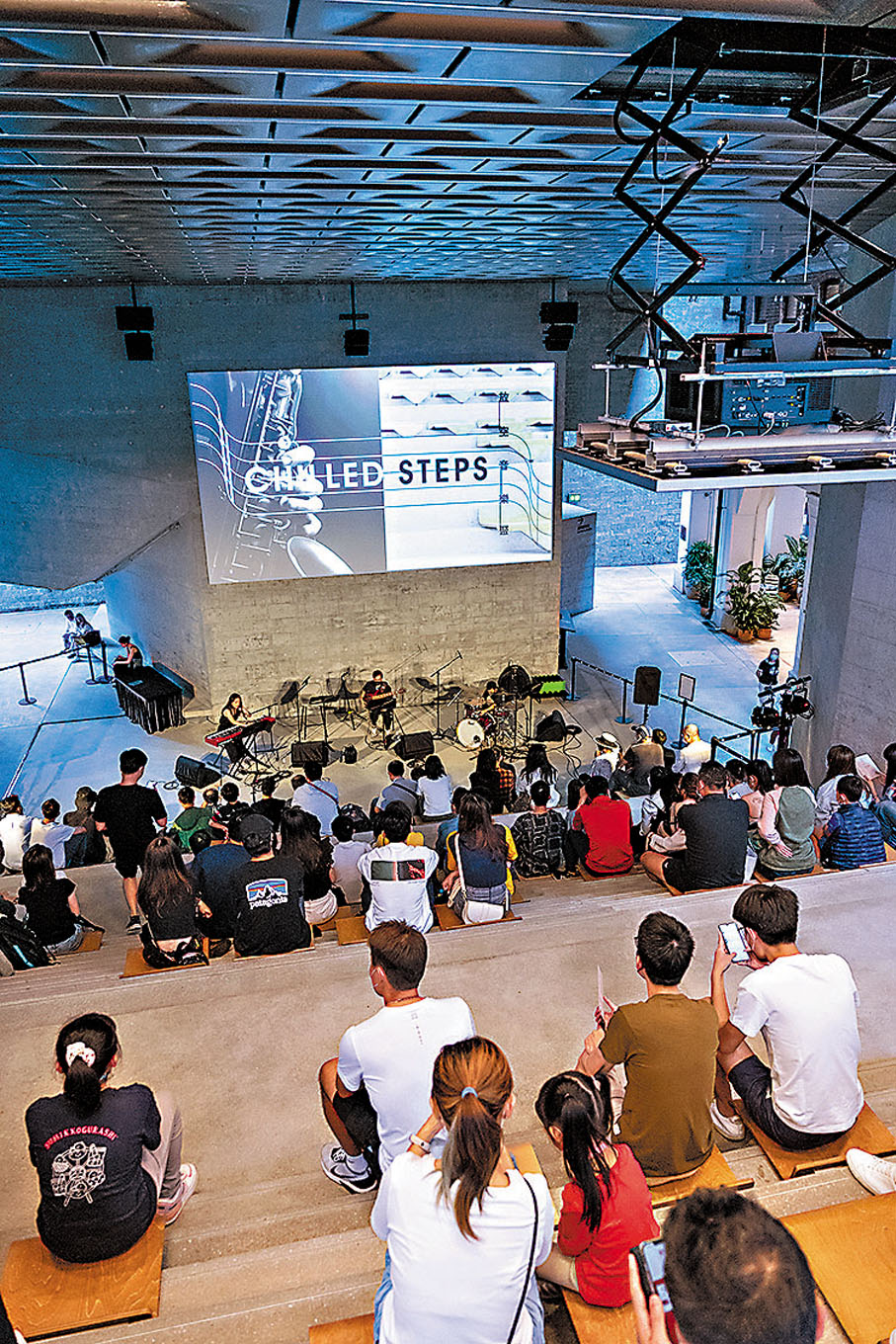 ◆於洗衣場石階舉行的「放空音樂聚」系列音樂會吸引城中樂迷觀賞。攝影：Kurtachio