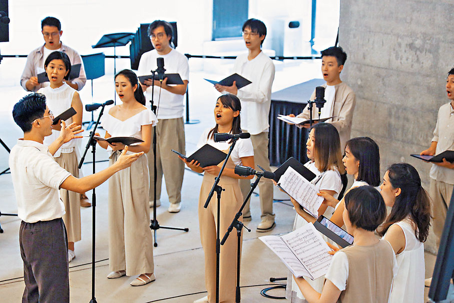 ◆劉卓熙指揮NOĒMA於今年6月參與在大館洗衣場石階舉行的《品嚐藝術》演出。受訪者供圖