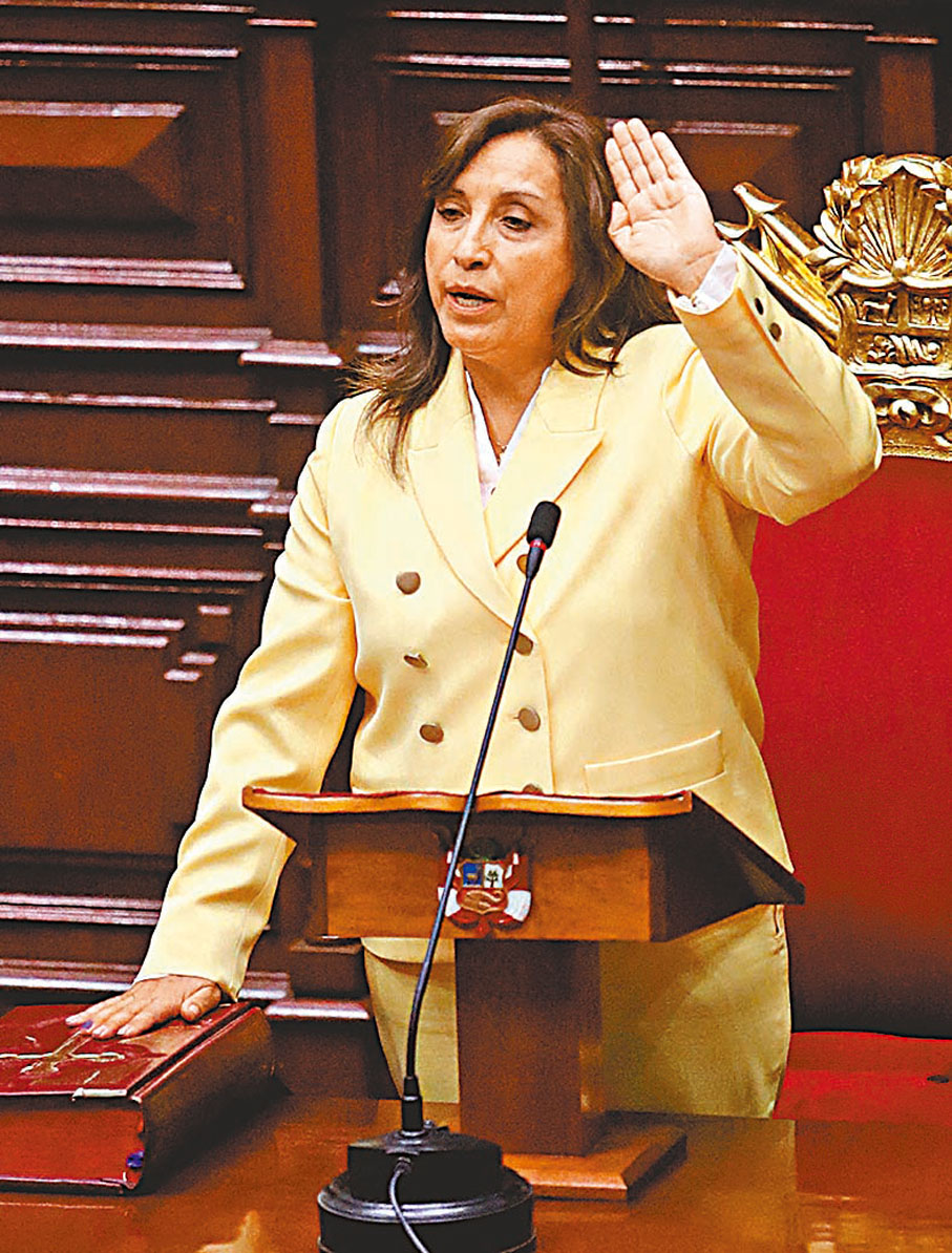 ◆ 博盧阿特宣誓接任，成為秘魯首位女總統。 路透社