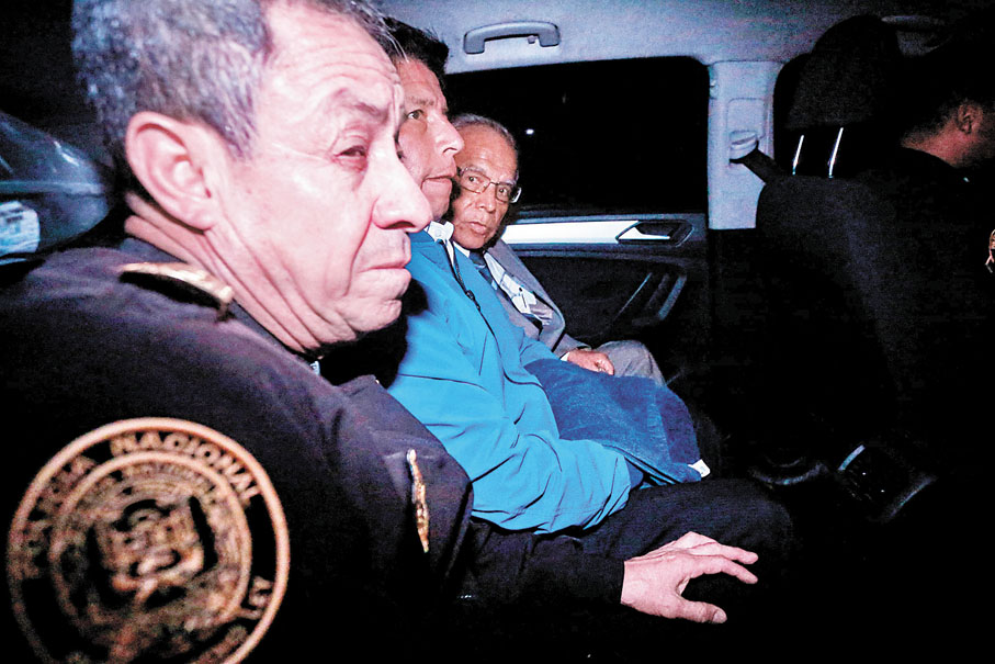 ◆ 卡斯蒂略（中）離開總統府時被捕。 法新社