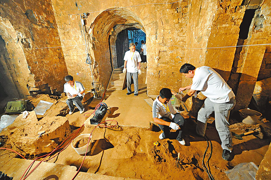 ◆ 曹叡的親生父親是誰，真相已經跟着當時人埋進陵墓，沒辦法再考證。圖為考古人員挖掘曹叡祖父曹操的高陵。 影片截圖