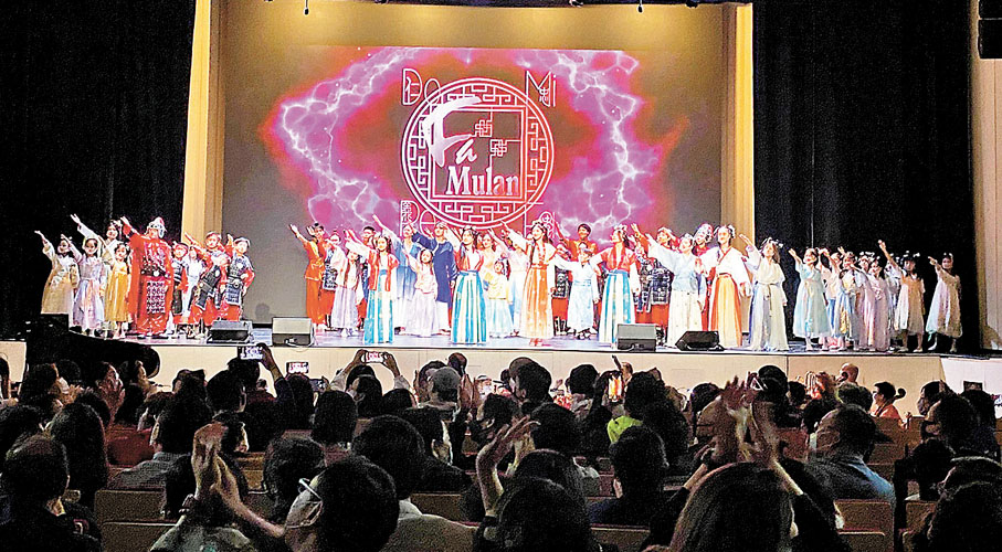 ◆滬江維多利亞中小學學生匯演《花木蘭》舞台劇。 作者供圖