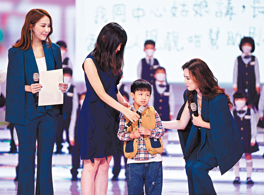 ◆劉倩婷輕拍小男孩的後背以示鼓勵。