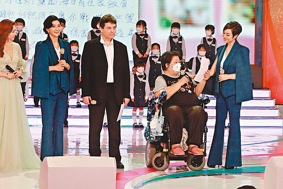 ◆陳法蓉代表接受一名受惠者的答謝信。