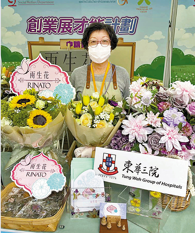 ◆弱聽人士珍珍昨日在工展會開檔。加入社企「兩生花」工作後，珍珍重建自信心。受訪者供圖