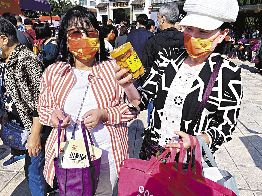 ◆ 張小姐(左)和盧小姐預算用600元買貨。 香港文匯報記者  攝