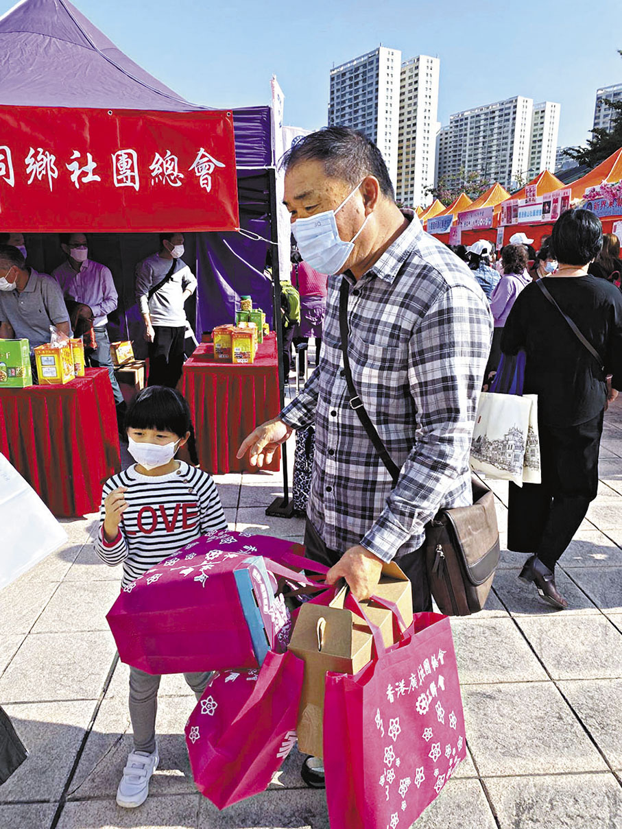 ◆ 葉先生帶同孫女來市集掃貨。 香港文匯報記者  攝