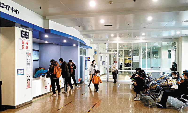 ◆在北京一家綜合醫院，候診大廳內還有剩餘空位未坐滿。 香港文匯報記者張帥  攝