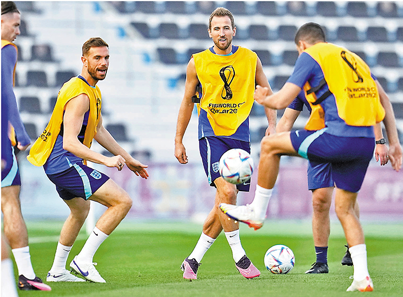 ◆哈利卡尼(中)和佐敦軒達臣(左二)等英格蘭球員，賽前專心備戰。 美聯社