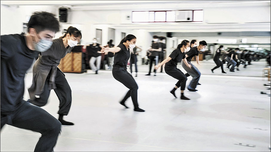 ◆《棕色》的舞蹈爆發出激烈能量。 攝影：Carmen SO