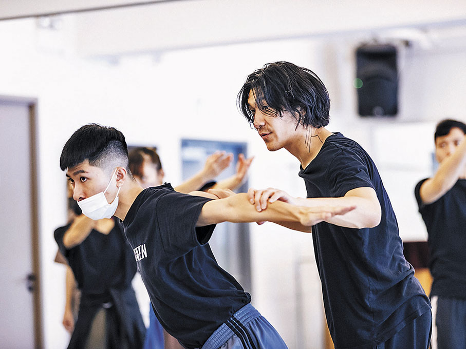 ◆韓國藝術家金在德（右）指導舞者排練。 攝影：Worldwide Dancer Project