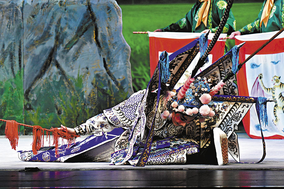 ◆王志良一字馬彎腰近乎貼住地，盡顯柔軟度功力。