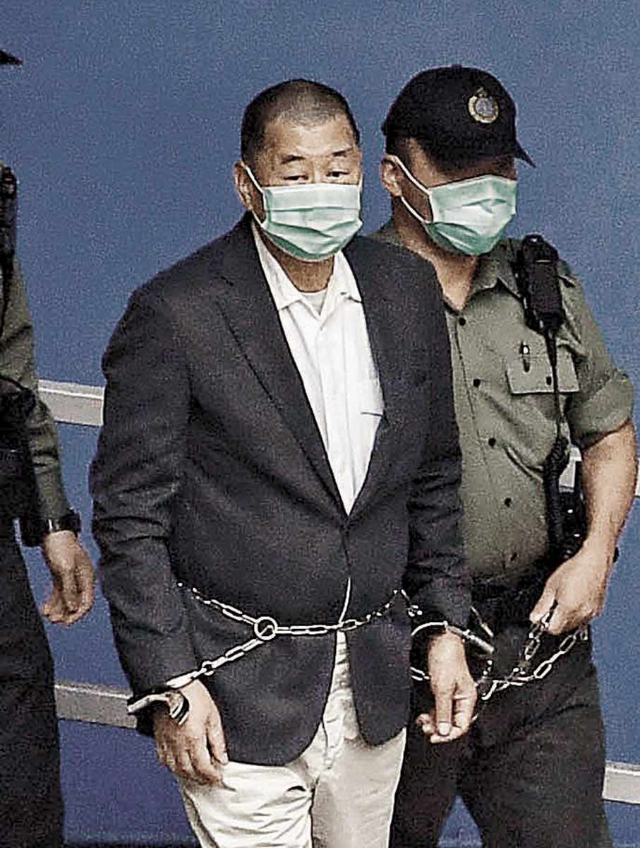 ◆ 壹傳媒創辦人黎智英多罪纏身，昨日再被法庭裁定兩項欺詐罪成判囚5年9個月。圖為早前黎智英被押解應訊。 資料圖片