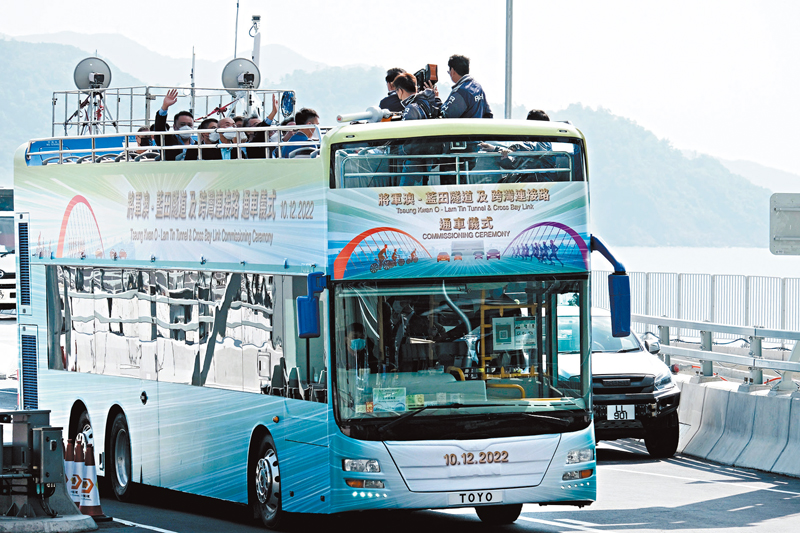 ◆ 嘉賓乘搭開篷巴士出席通車儀式。 香港文匯報記者涂穴  攝