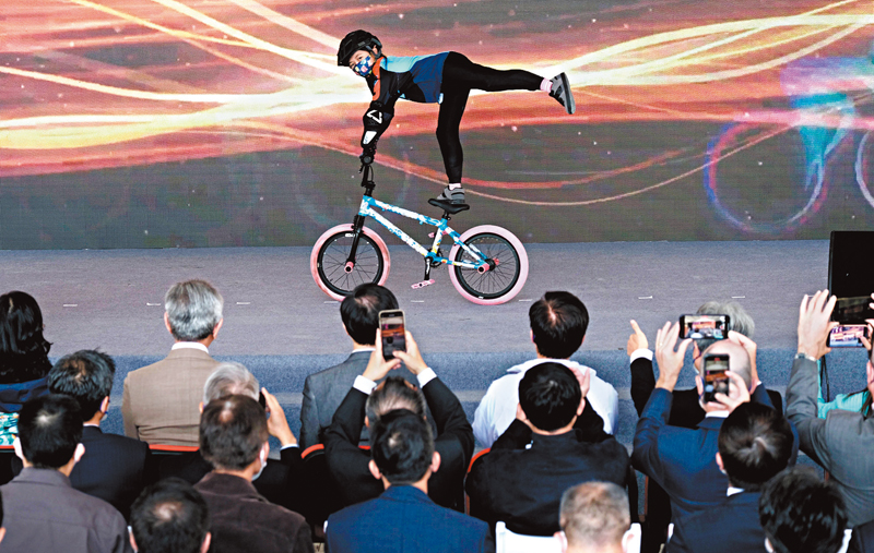 ◆ 通車儀式上有花式單車表演。 香港文匯報記者涂穴  攝