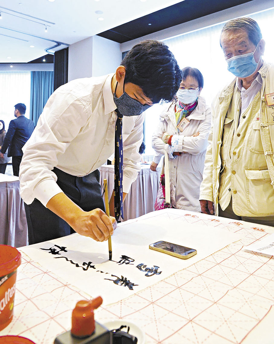 ◆中國書協香港分會的書法家現場指導學生及交流。 香港文匯報  記者曾興偉  攝