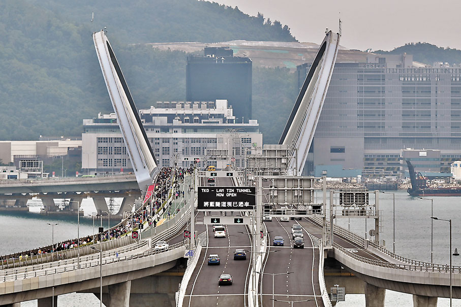 ◆ 將藍隧道和將軍澳跨灣大橋昨天首日開通，吸引不少市民前往體驗。 中新社