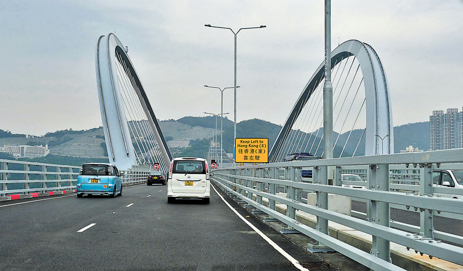  ◆ 1.蝴蝶拱橋處有黃色指示牌指示往港島靠左行駛。