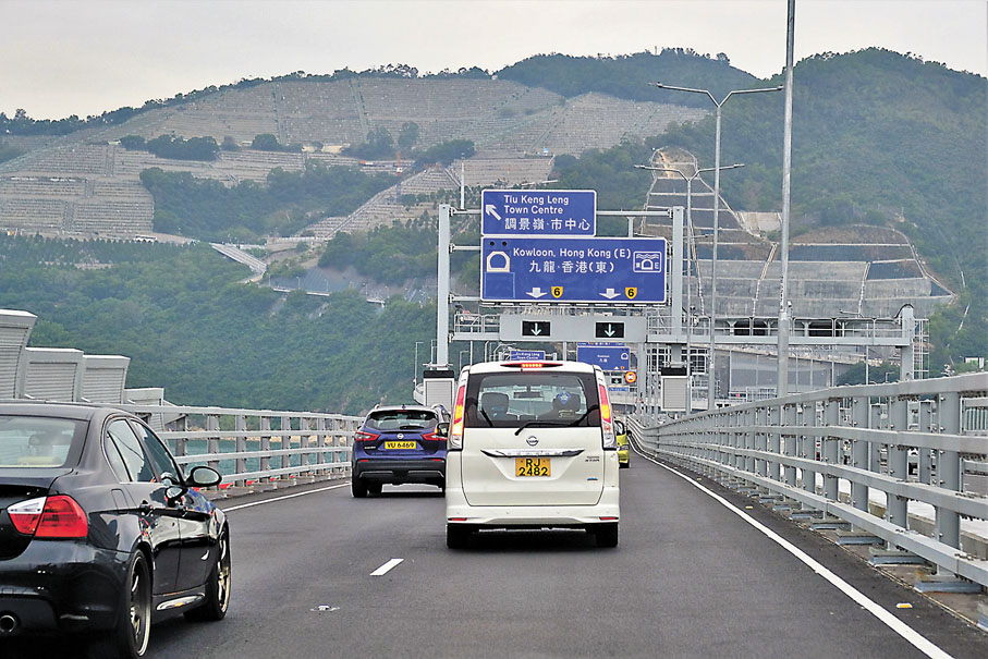 ◆ 2.過了蝴蝶拱橋後，兩條行車線上方的路牌則只標示往九龍及香港（東）方向，令人以為兩條線也可選擇。