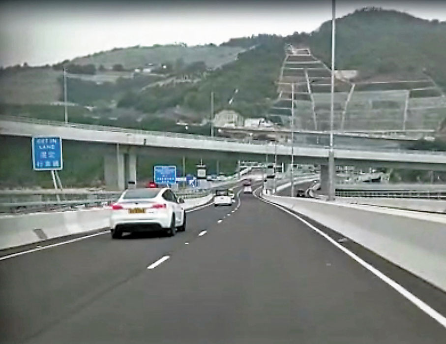 ◆4. 臨入將藍隧道前，只在左方橋邊見有一個較細的藍色指示牌提示駕駛人士要選定行車線。 視頻截圖